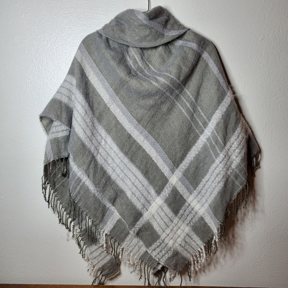 MixIt Womens Wrap Shawl Cover Up One Size OSFA Gray White Plaid Fringe Buckle - Picture 2 of 8